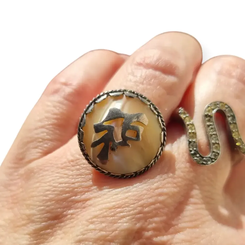 Anillo vintage de plata con símbolo oriental en nácar, Joyerí china ños 60.