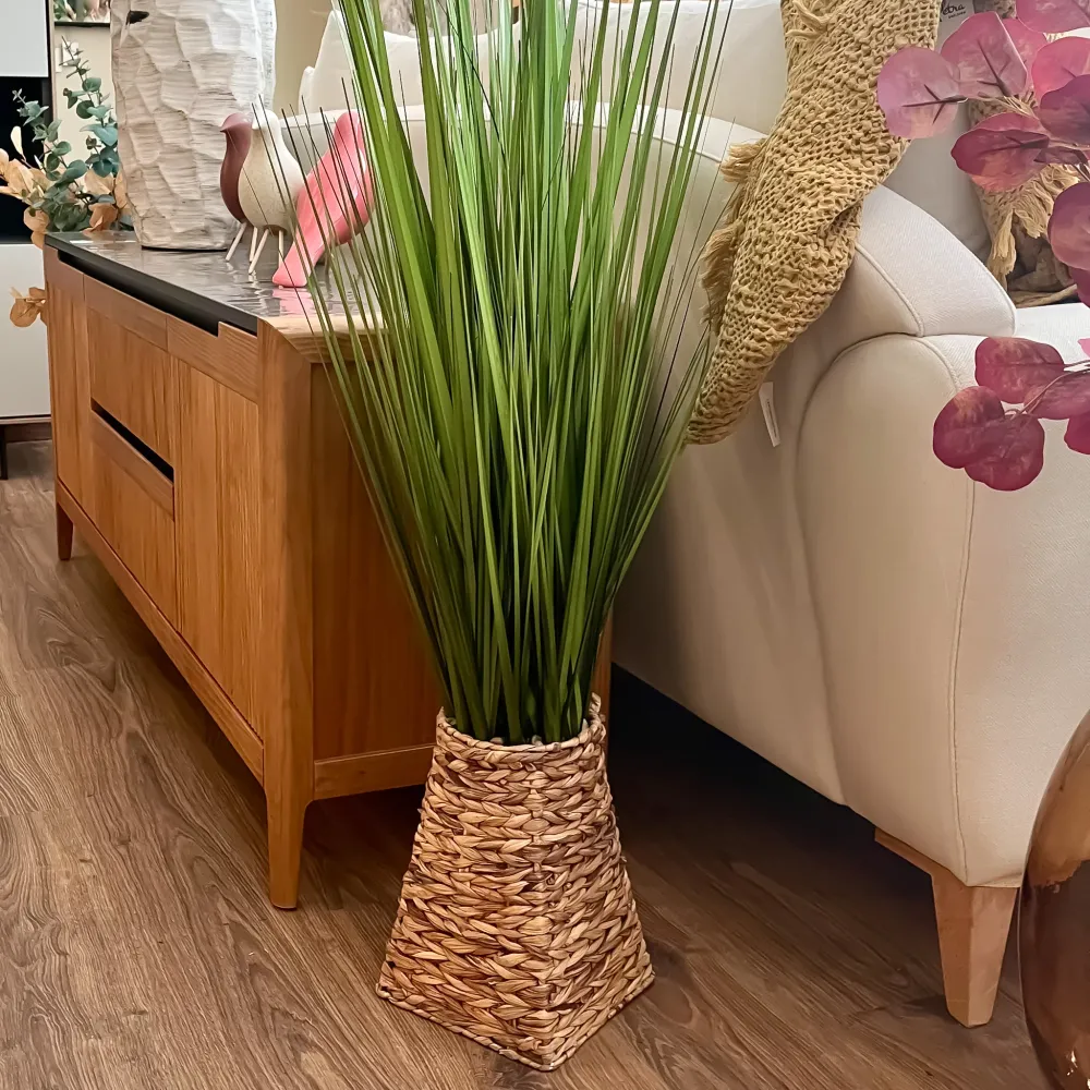 Planta artificial con macetero de fibra 50x50x130 con 2 ños de Garantí
