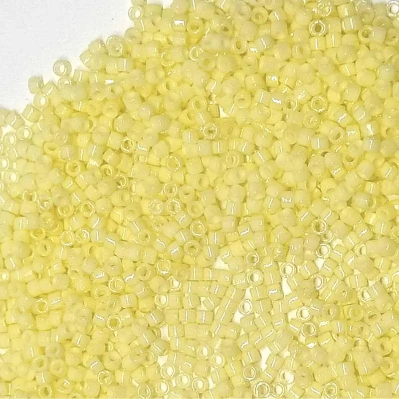11/0 MIYUKI delica DB2101 Duracoat Opaco Light Lemon Ice 1gr.