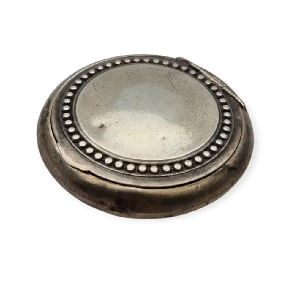 Precisión Industrial Polvera antigua de plata con espejo, estilo Art Nouveau, Circa 1900.