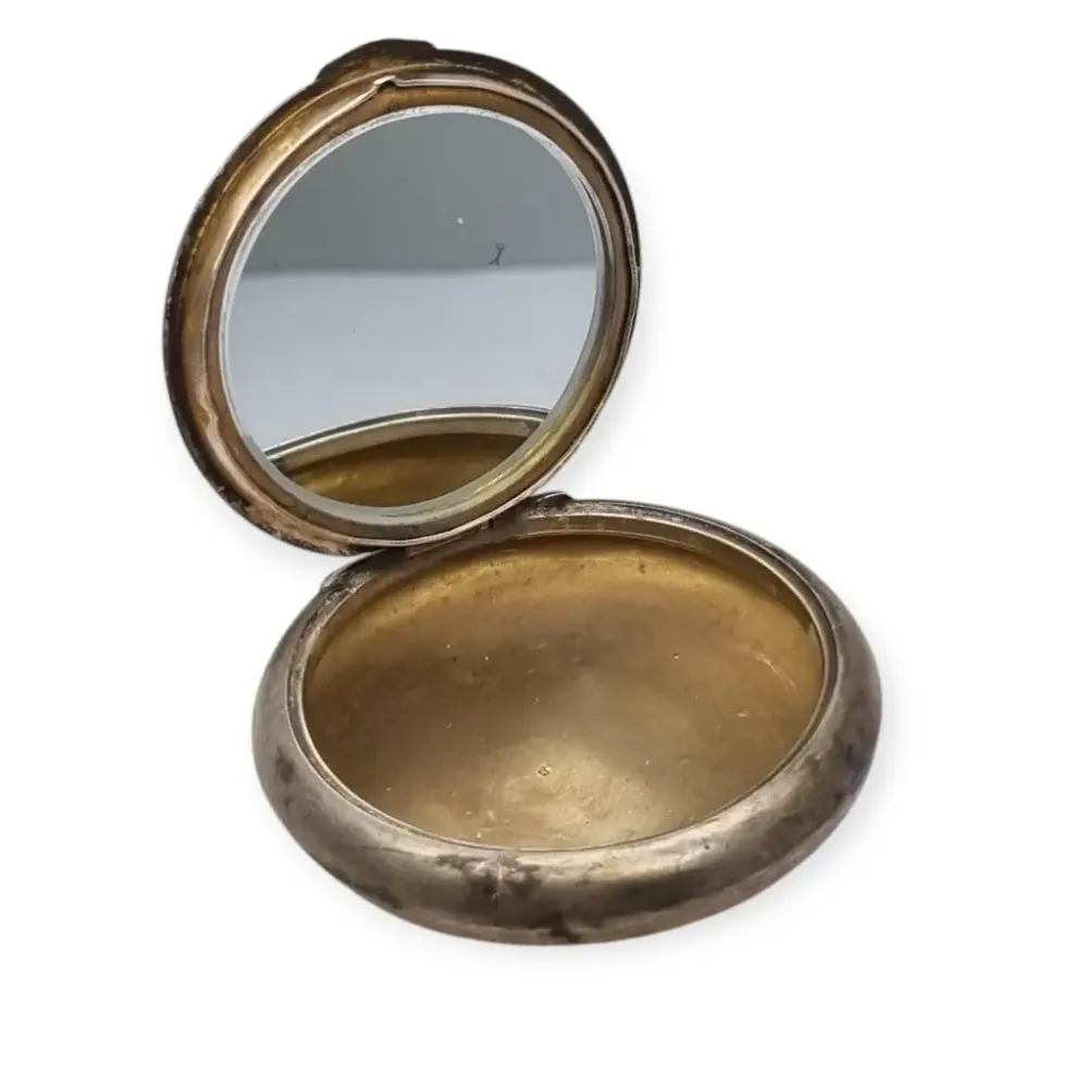 Precisión Industrial Polvera antigua de plata con espejo, estilo Art Nouveau, Circa 1900.