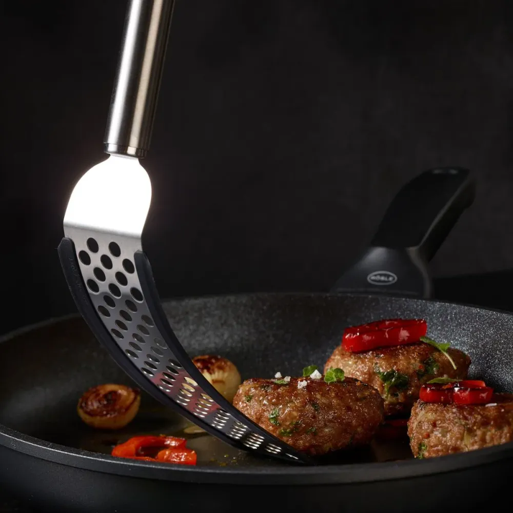 Espátula flexible perforada de inox con bordes de silicona Rösle