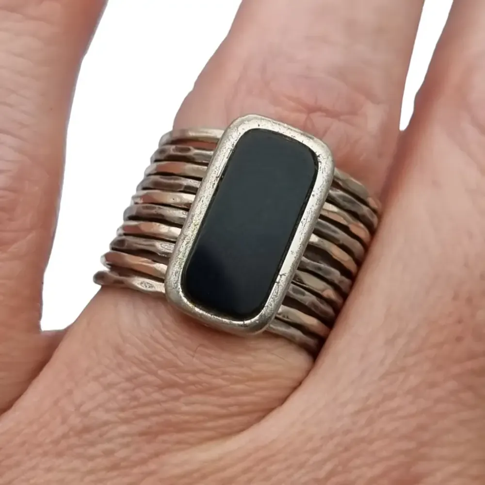 Anillo raro, 10 aros de plata y piedra de ónix negro, joyerí antigua y vintage.