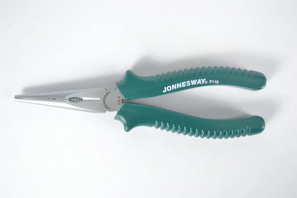 ALICATE DE PUNTAS CON CORTADORA 8" JONNESWAY