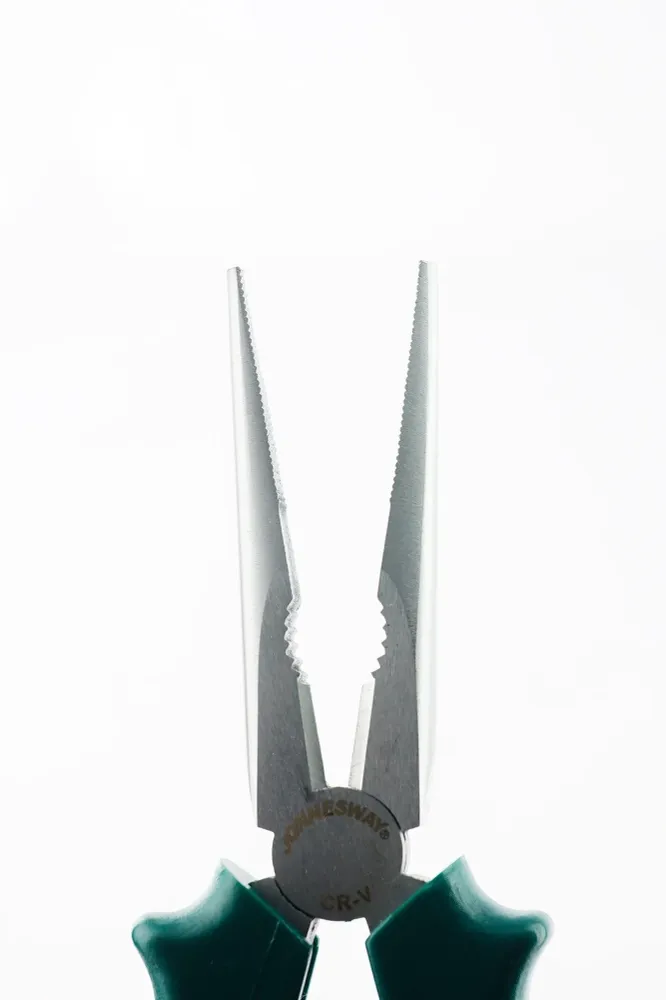 ALICATE DE PUNTAS CON CORTADORA 8" JONNESWAY