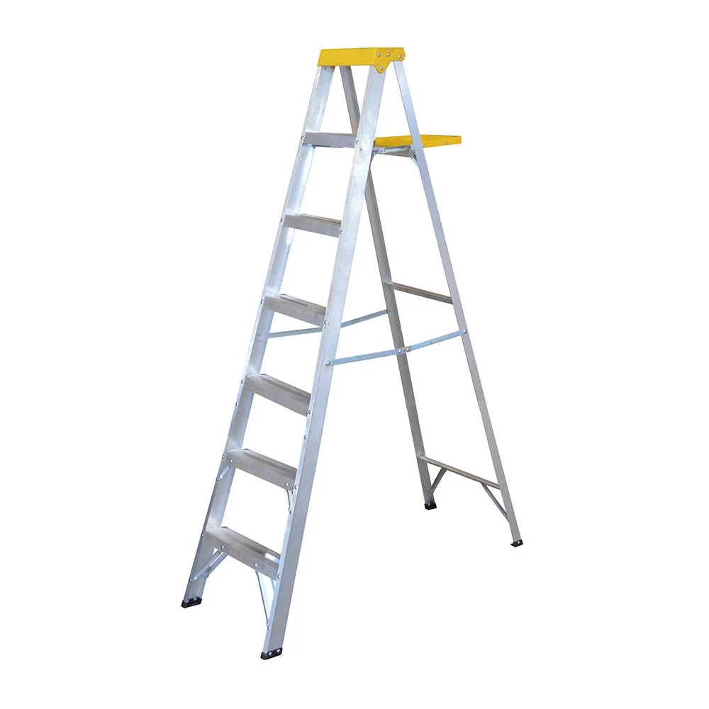 Escalera de aluminio tipo tijera. Surtek.