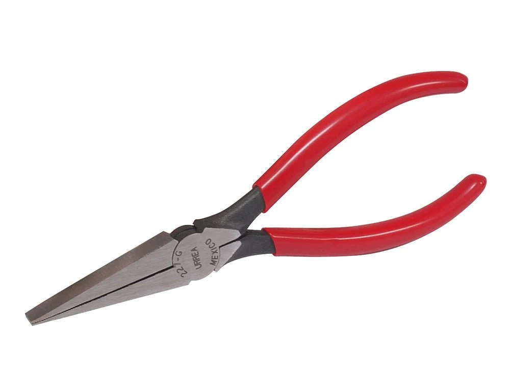 Pinza punta plana 6-5/8" Urrea.
