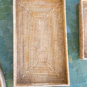 Bandeja retangular de rattan com pegas extenso