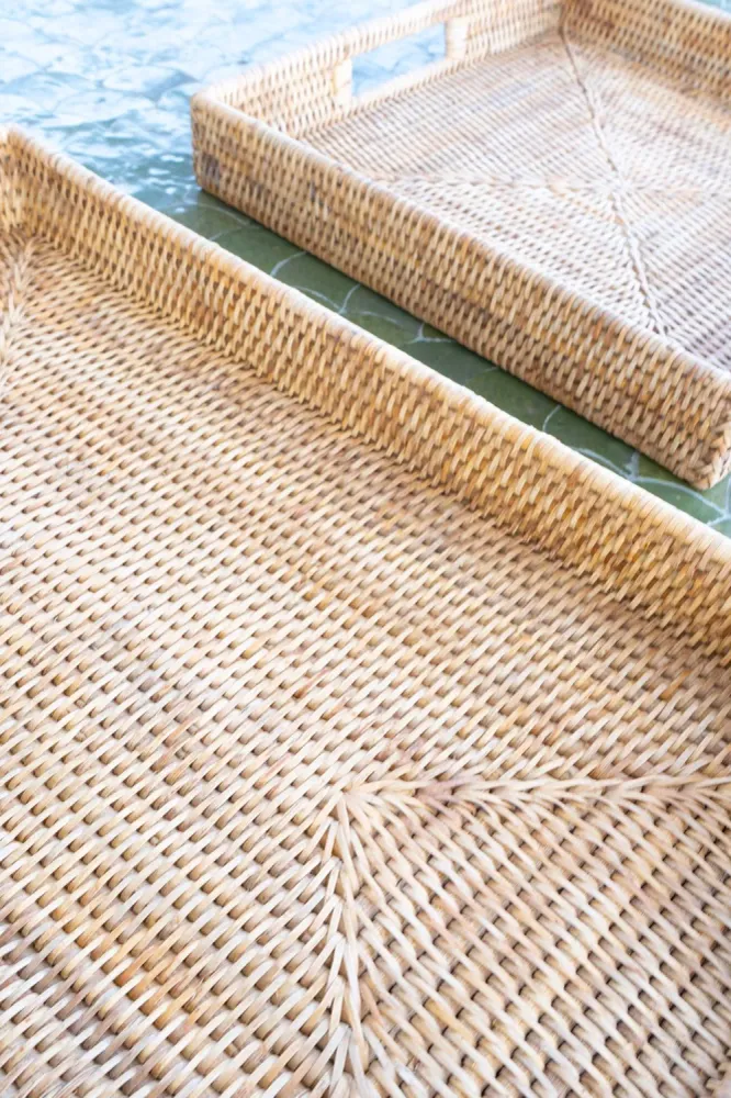 Bandeja retangular de rattan com pegas extenso