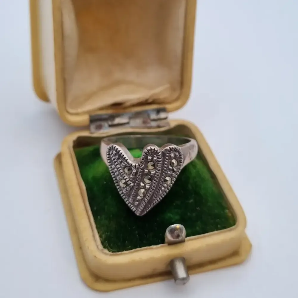 Anillo art déco de plata, anillo de plata de ley, anillo de marcasitas, joyerí antiguo. ños 90. Cultura vintage.